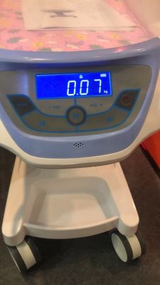 Krankenhaus-Kinderbettbaby-Krippe Hydrauliksystem steuern Krankenhaus-Baby-Laufkatzen-Weiß der Lasts-25kg