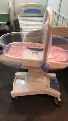 Krankenhaus-Kinderbettbaby-Krippe Hydrauliksystem steuern Krankenhaus-Baby-Laufkatzen-Weiß der Lasts-25kg