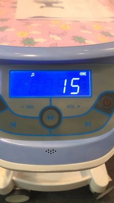 Krankenhaus-Kinderbettbaby-Krippe Hydrauliksystem steuern Krankenhaus-Baby-Laufkatzen-Weiß der Lasts-25kg