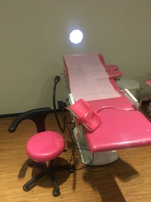 Krankenhaus-Rosa elektrische Gynaec-Prüfungs-Tabelle Geburts- tableDelivery Bett mit Lampe