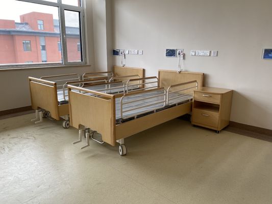Hölzernes Bett-Krankenpflege-Bett häuslicher Pflege 3 Funktionen der Kopfende 700mm elektrisches