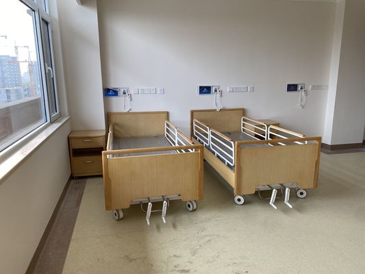 Hölzernes Bett-Krankenpflege-Bett häuslicher Pflege 3 Funktionen der Kopfende 700mm elektrisches