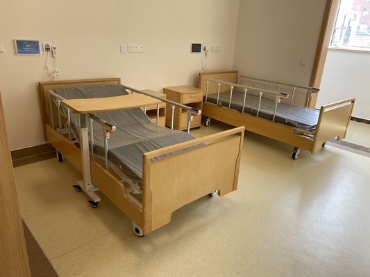 Hölzernes Bett-Krankenpflege-Bett häuslicher Pflege 3 Funktionen der Kopfende 700mm elektrisches