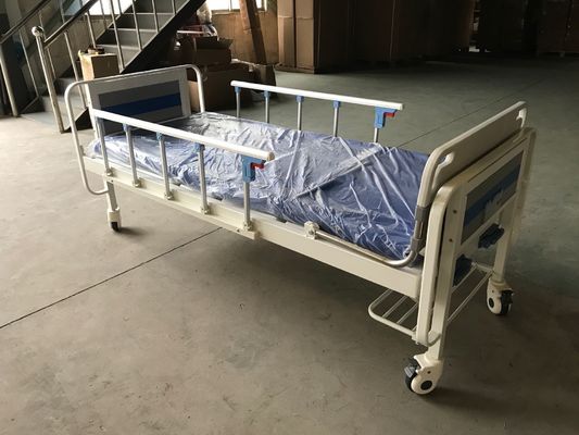 Zwei Funktions-medizinisches manuelles Krankenhaus-Bett mit zwei Kurbeln und über Bett-Tabelle