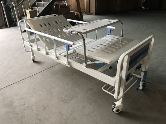 Zwei Funktions-medizinisches manuelles Krankenhaus-Bett mit zwei Kurbeln und über Bett-Tabelle
