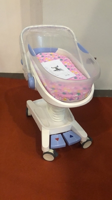 Weiße Krankenhaus-Baby-Krippen-justierbares Vielzweck für Pflegeneugeborene