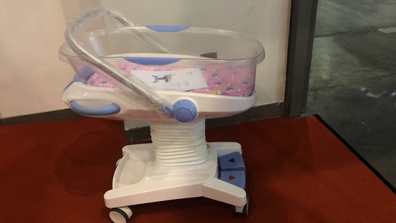 Weiße Krankenhaus-Baby-Krippen-justierbares Vielzweck für Pflegeneugeborene