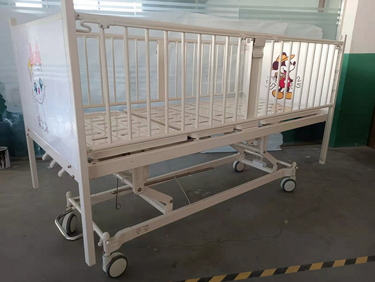 Weiße Krankenhaus-Baby-Krippe mit Karikatur-Bilder Soem verfügbar
