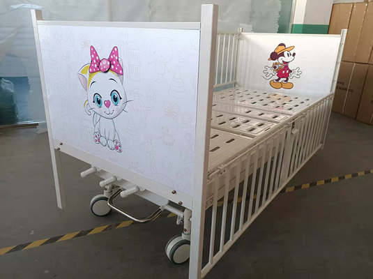 Weiße Krankenhaus-Baby-Krippe mit Karikatur-Bilder Soem verfügbar