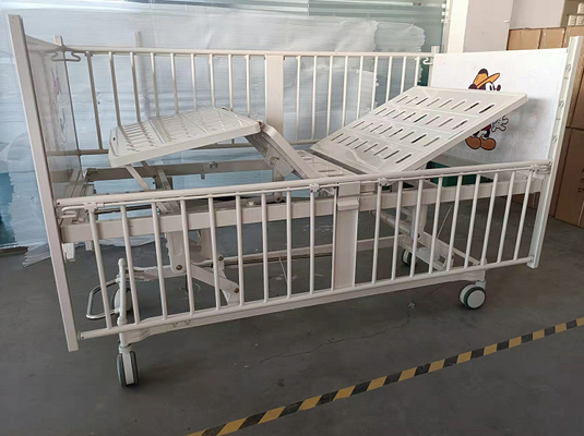 Weiße Krankenhaus-Baby-Krippe mit Karikatur-Bilder Soem verfügbar