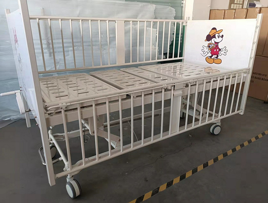 Weiße Krankenhaus-Baby-Krippe mit Karikatur-Bilder Soem verfügbar