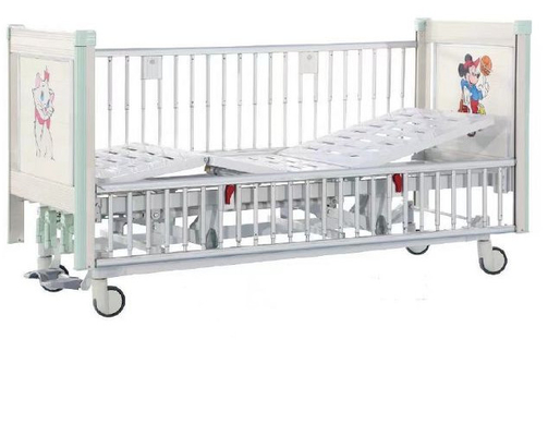 Weiße Krankenhaus-Baby-Krippe mit Karikatur-Bilder Soem verfügbar